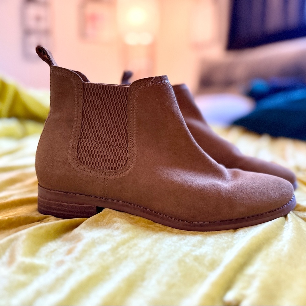 TOMS Tan Suede Chelsea Ankle Boots – Women’s Size 9